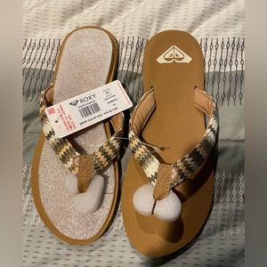 New never worn Roxy flip flops